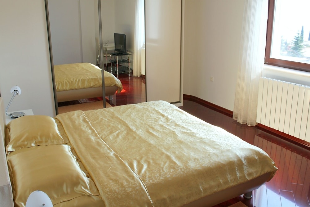 Apartment, 4 Bedrooms, Smoking, Private Pool