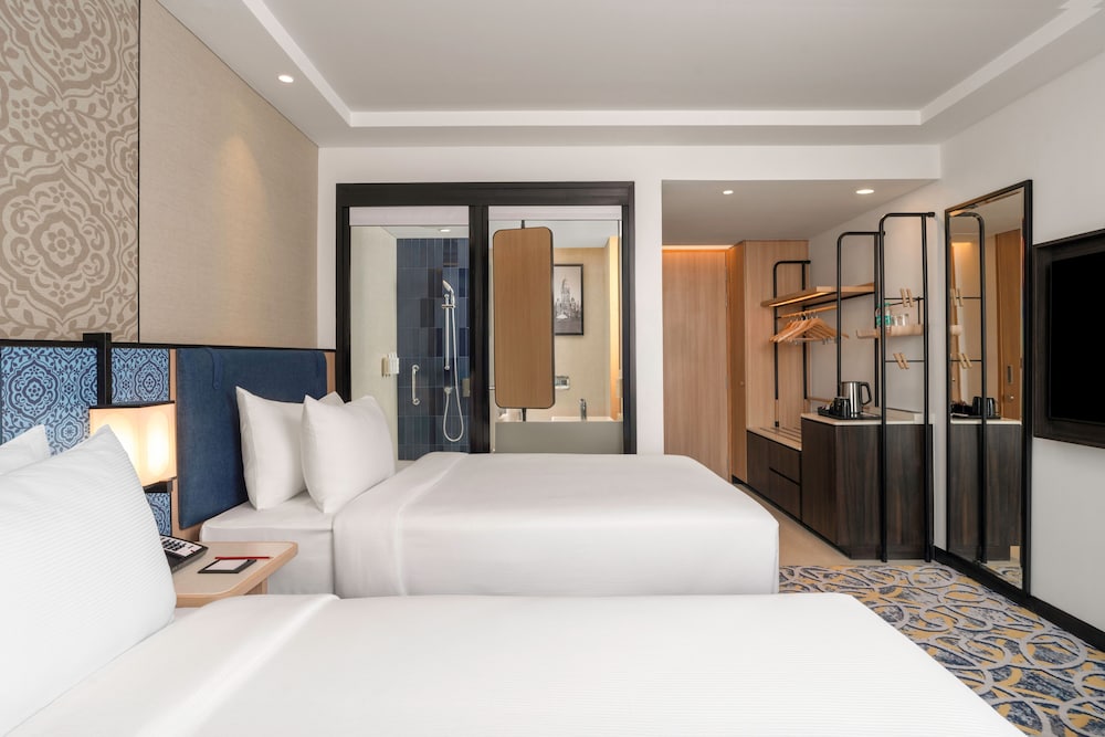 Room, 2 Twin Beds (Runway View)