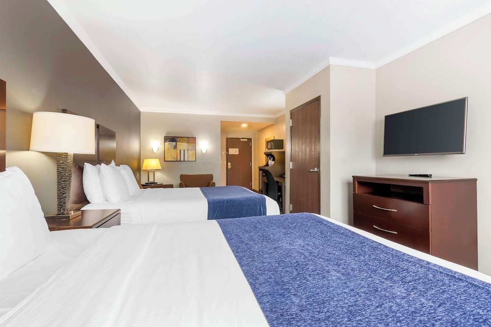 Standard Room, 2 Queen Beds, Non Smoking, Refrigerator & Microwave - Photo 1