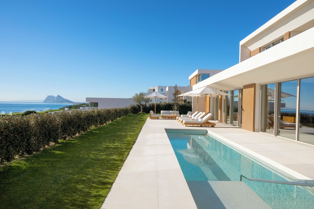 TWO BEDROOM POOL SUITE 2 King 290sqm