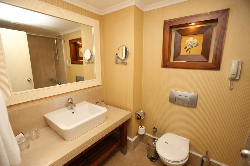 Standard Room, Pool View thumbnail 5