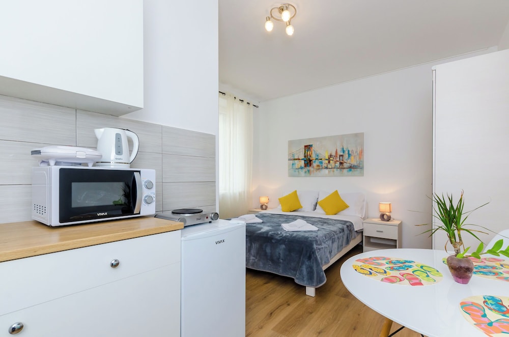 Studio (Studio Apartment)
