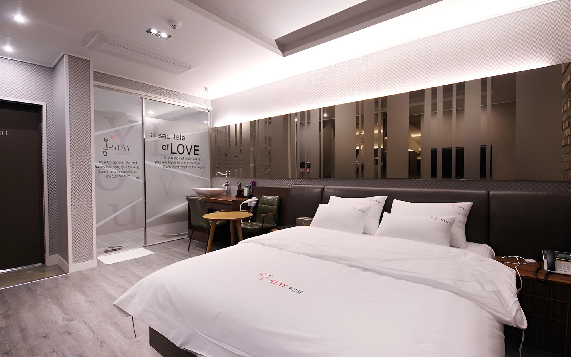 Room (Standard (1 vehicle per room)) - Photo 9