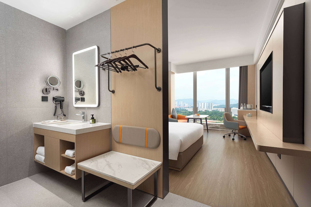 Business Room, 1 King Bed, Non Smoking photo 2