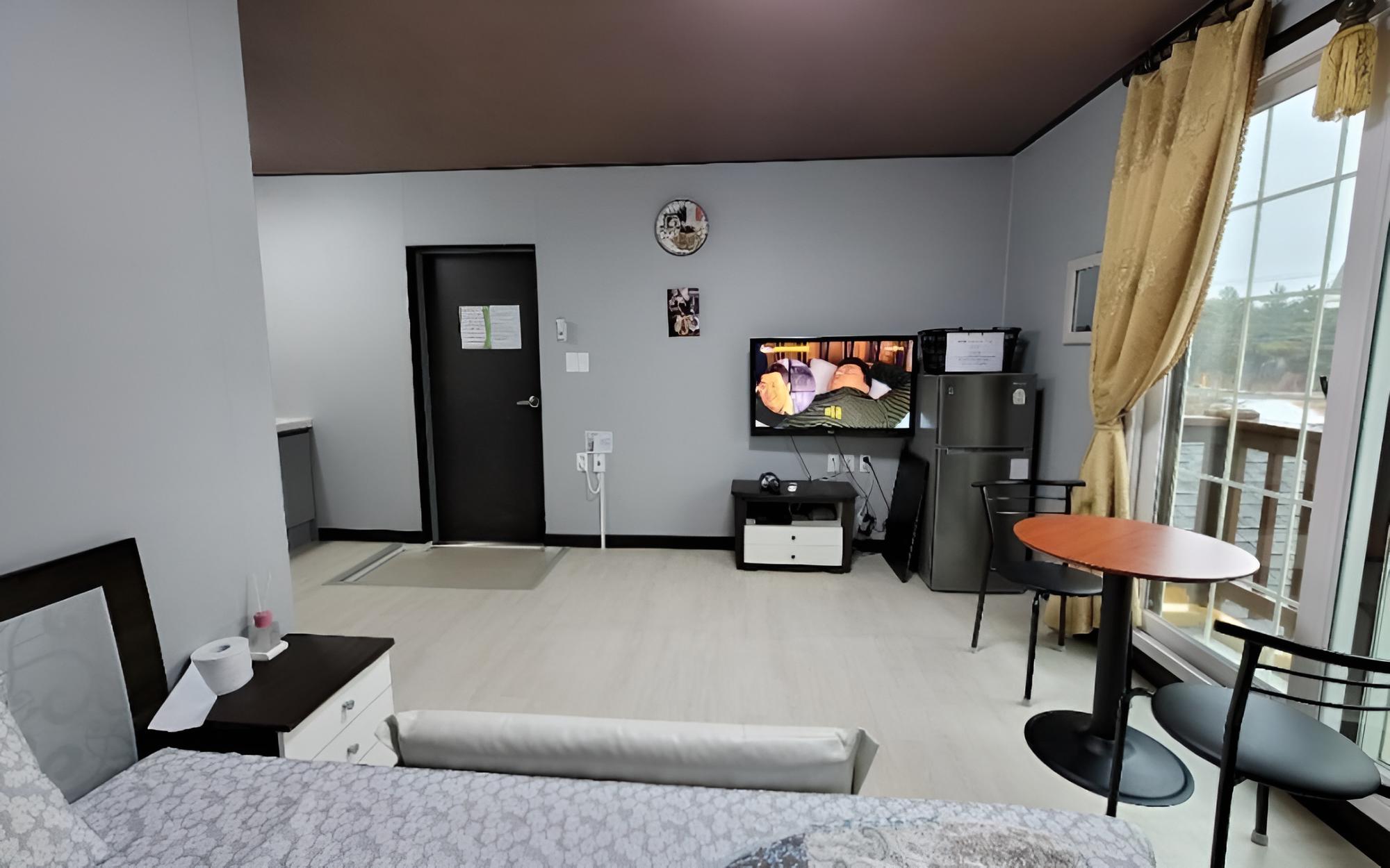 Room (Building A Room 201 (Bed Room) Pet Al) photo 1