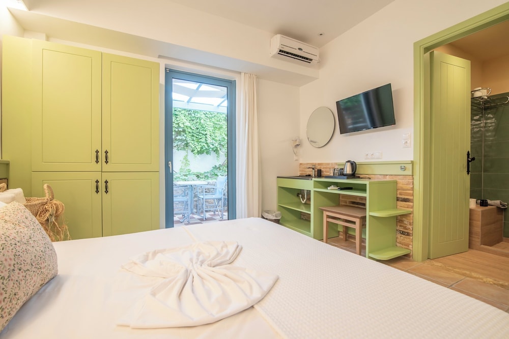 Double or Twin Room with Garden View, Ground Floor photo 2