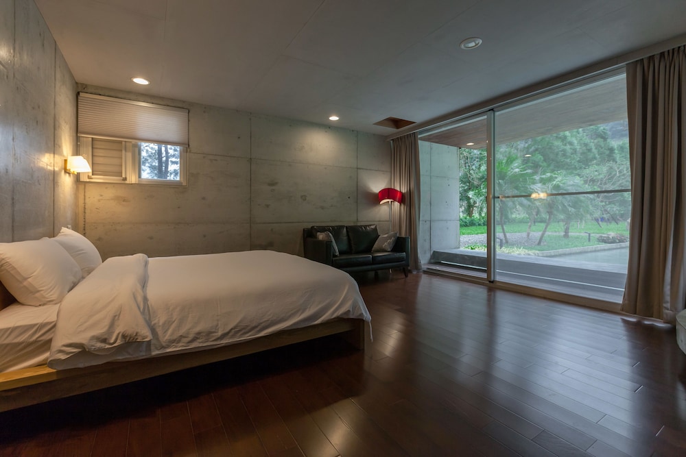 Grand Double Room, 1 Queen Bed, Balcony, Courtyard Area photo 3