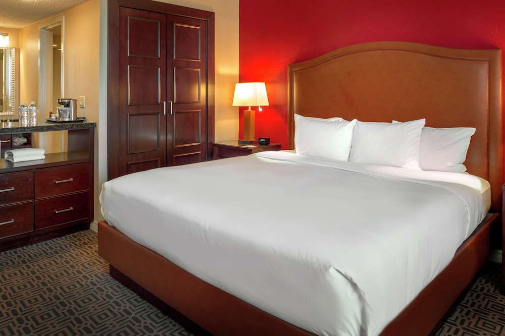 Deluxe Room, 1 King Bed with Sofa bed photo 1