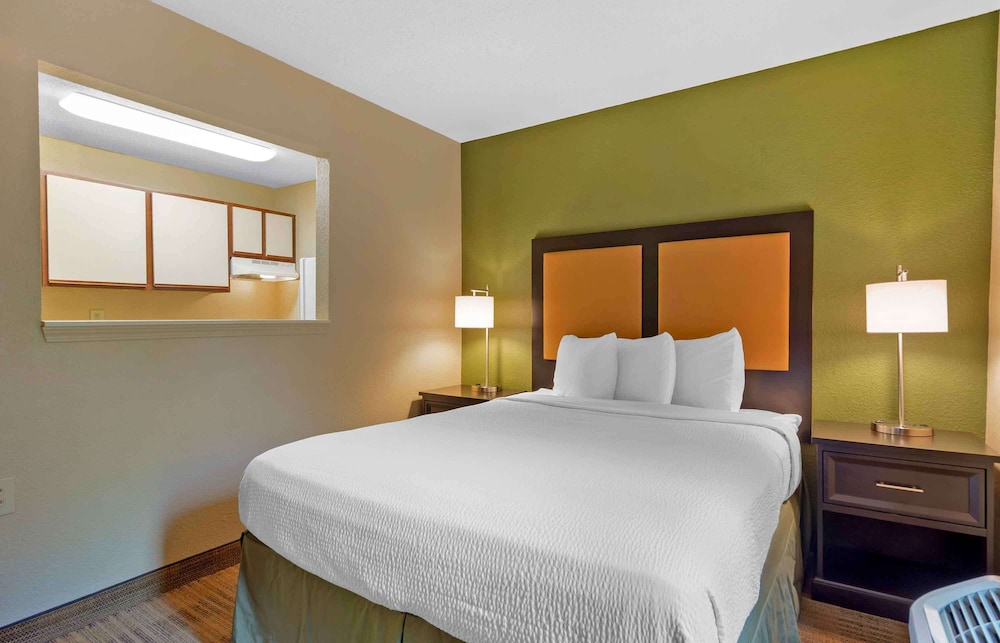 Deluxe Studio, 1 Queen Bed with Sofa bed, Non Smoking - Photo 1
