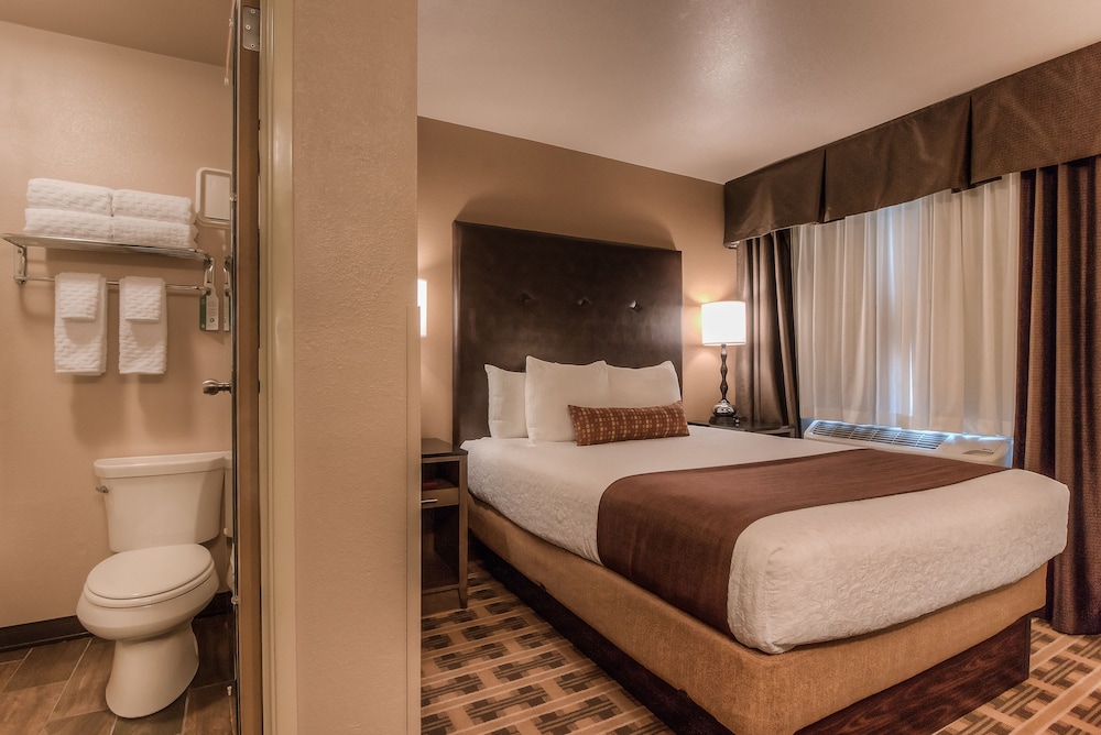 Standard Room, 1 Queen Bed, Non Smoking, Refrigerator & Microwave (Small Room) photo 2