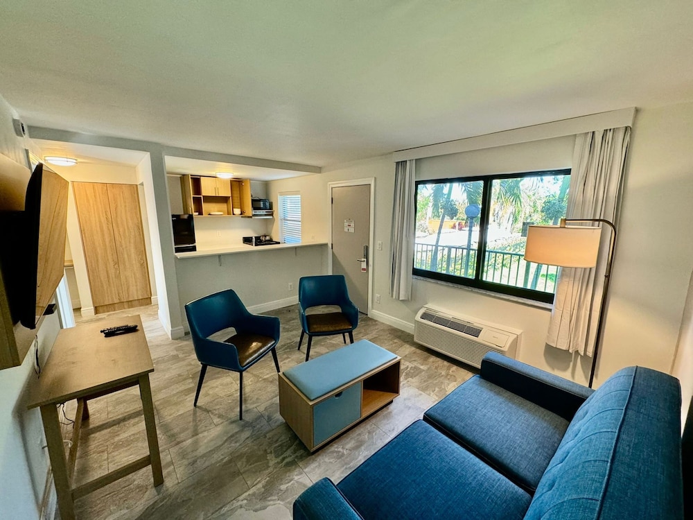 Suite, 1 King Bed with Sofa bed, Non Smoking photo 1