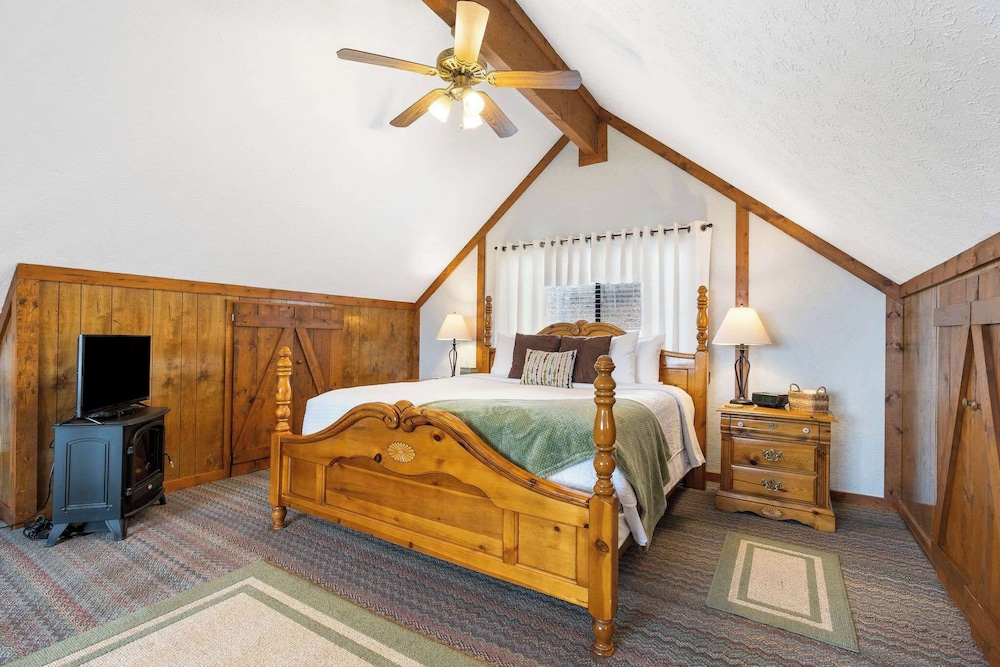 Cabin, 1 King Bed with Sofa bed, Fireplace, Mountain View (Windjammer Cottage) photo 2
