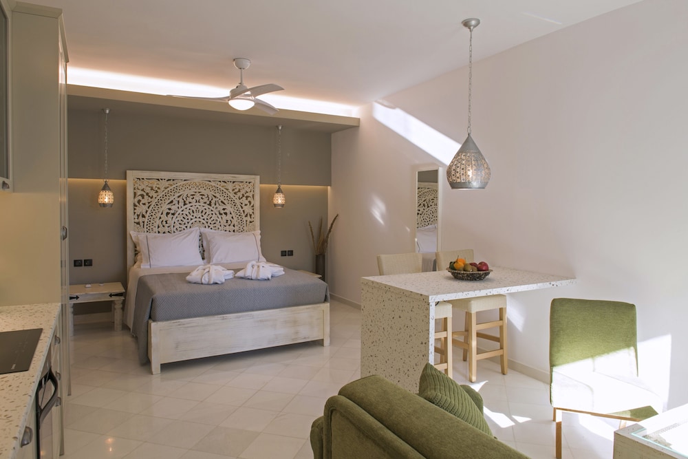 Deluxe Studio Suite, 1 Queen Bed, Garden View, Garden Area, photo 6