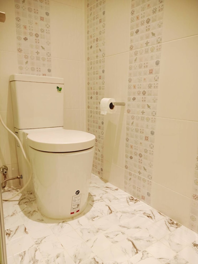 Family Room, shared bathroom (Separate Men's and Women's / Floor) photo 2