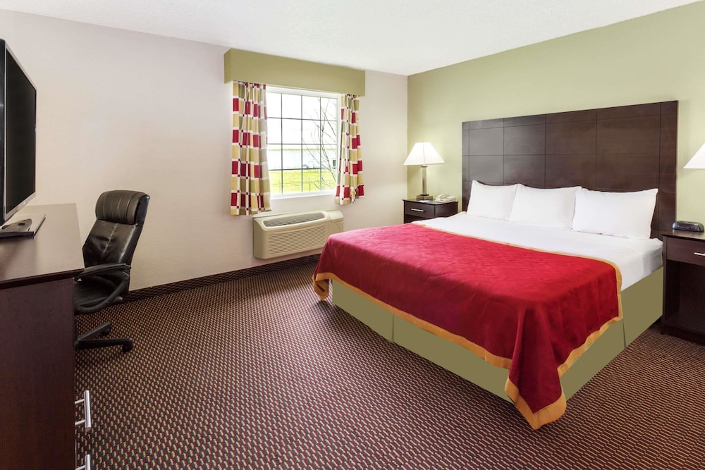 Room, 1 King Bed, Accessible, Non Smoking (Mobility, Bathtub w/ Grab Bars) - Photo 3