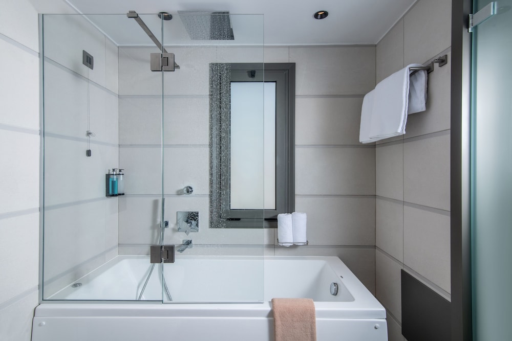 Deluxe Room, 1 Bedroom, Jetted Tub, Poolside thumbnail 5
