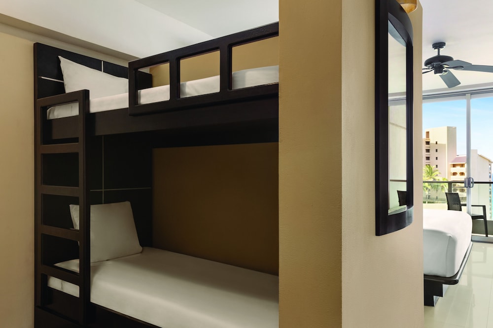 Family Suite, Multiple Beds (King) photo 2