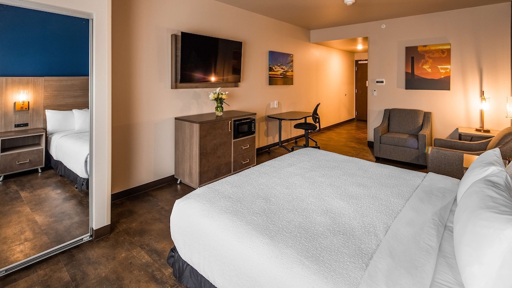 Suite, 1 King Bed, Non Smoking, Kitchenette - Photo 2