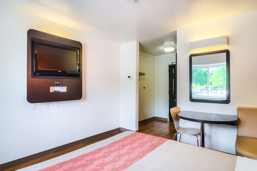 Deluxe Room, 1 Queen Bed, Non Smoking, Refrigerator & Microwave