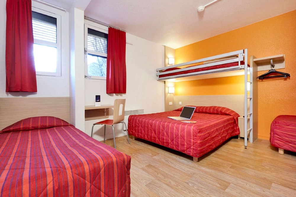 Standard Room, 1 Twin Bed (1 Double and 1 Single bed) photo 2