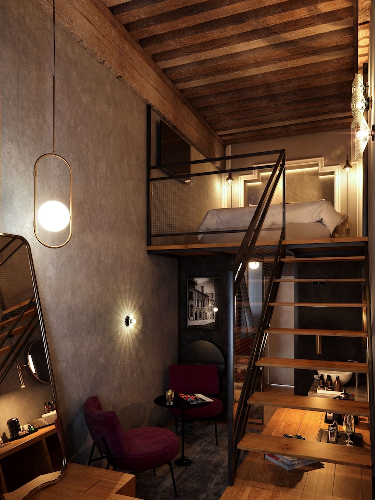 Room (Collection) - Photo 1