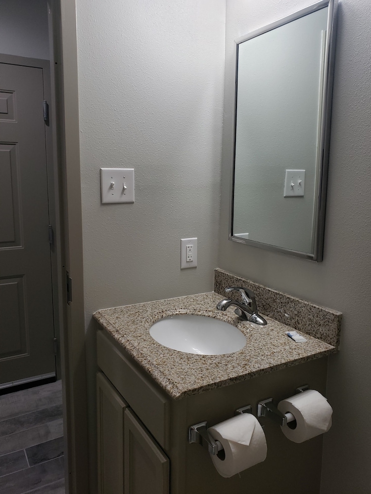 Room, 1 Full Bed, Non Smoking, Refrigerator & Microwave - Photo 5