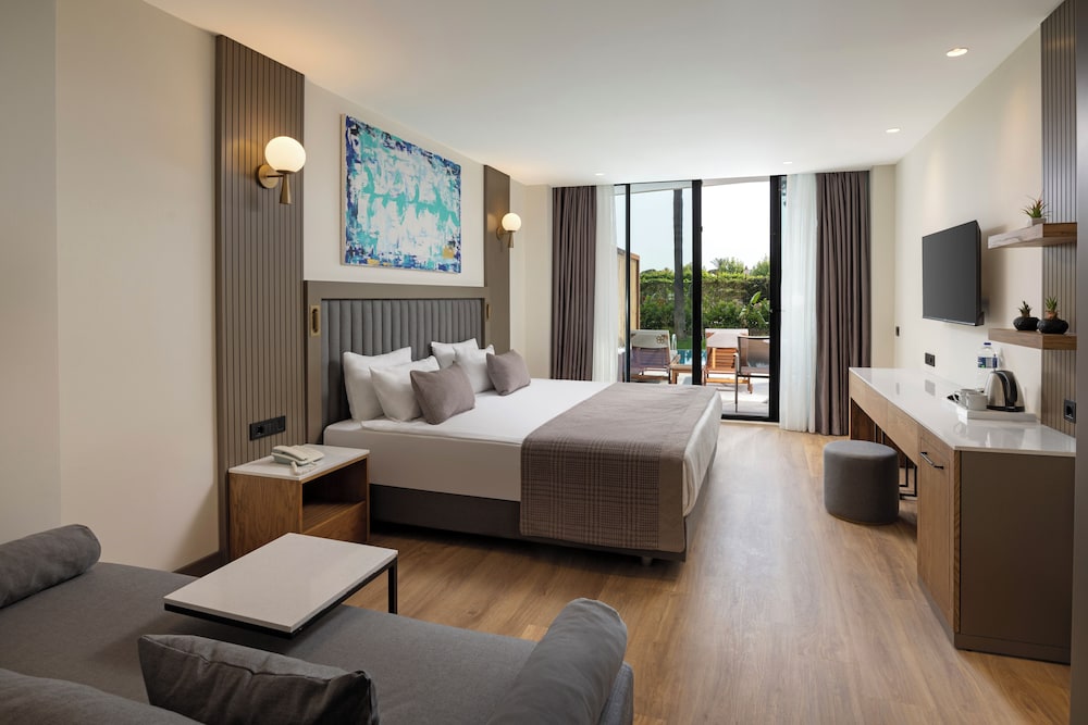 Superior Room, Pool View photo 2