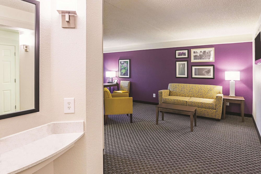 Suite, 1 King Bed, Non Smoking - Photo 2