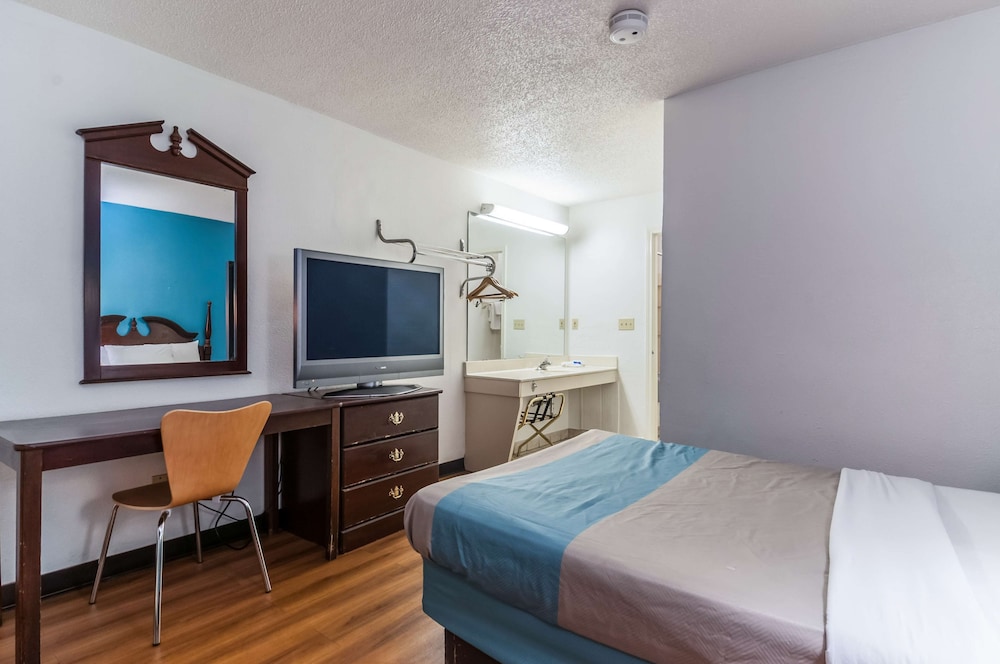 Deluxe Room, 1 King Bed, Non Smoking, Refrigerator & Microwave photo 2