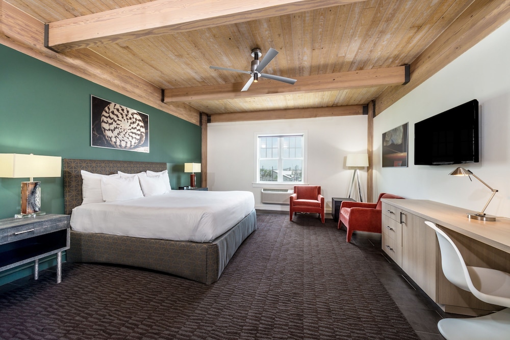 Room, 1 King Bed, Non Smoking, Harbor View - Photo 1
