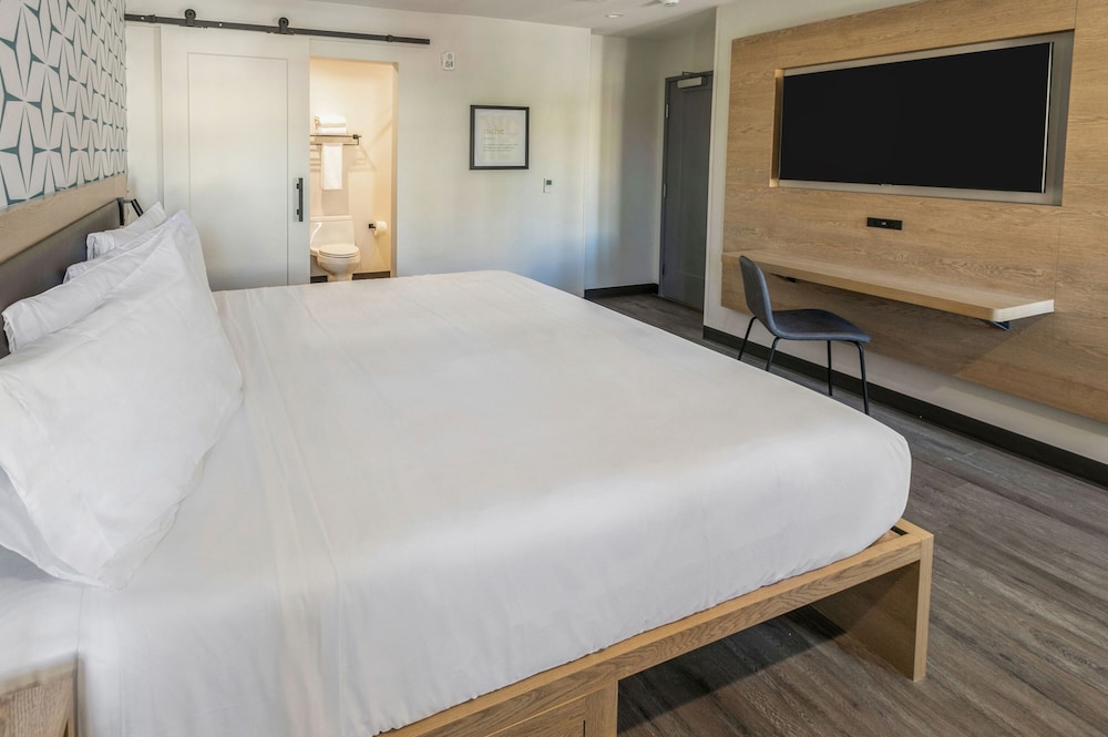 Signature Studio Suite, 1 King Bed (Self Check-in with Virtual Front Desk) - Photo 4