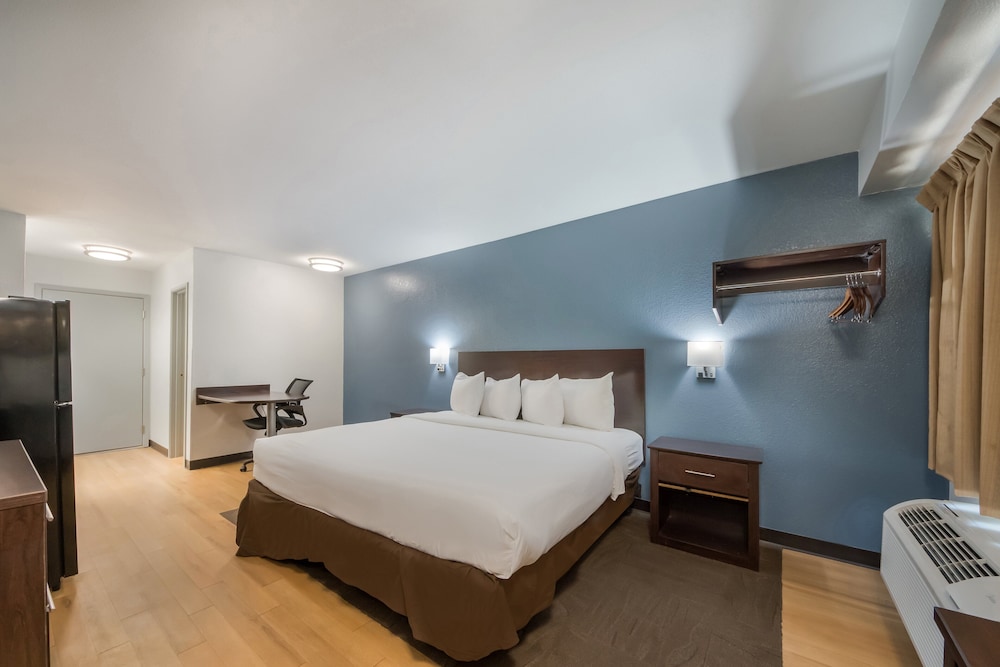 Studio, 1 King Bed, Accessible, Non Smoking (Roll-in Shower) - Photo 1