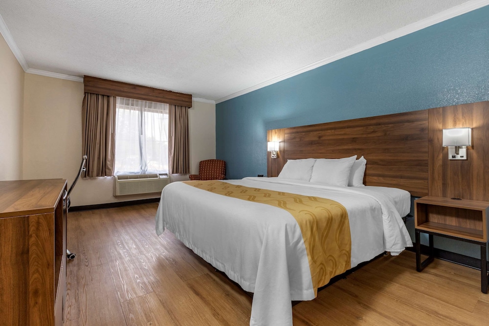 Standard Room, 1 King Bed, Non Smoking - Photo 1