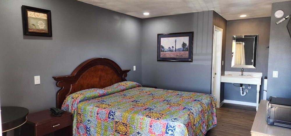 Standard Single Room, 1 King Bed photo 1