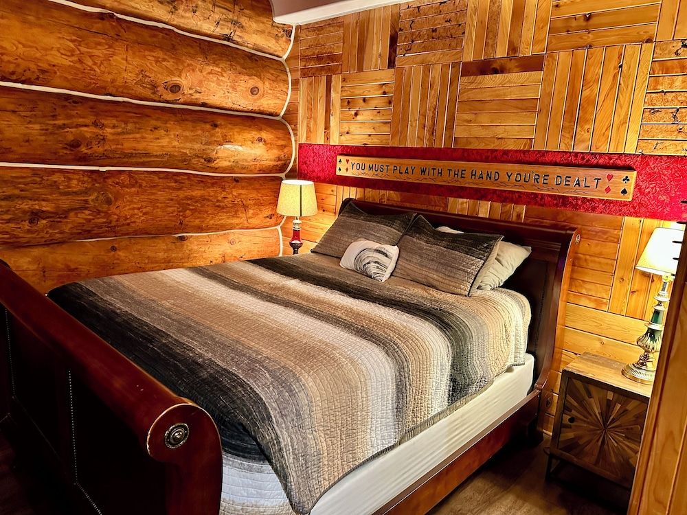 Signature Cabin, 1 Queen Bed with Sofa bed (Luck of the Draw) photo 2