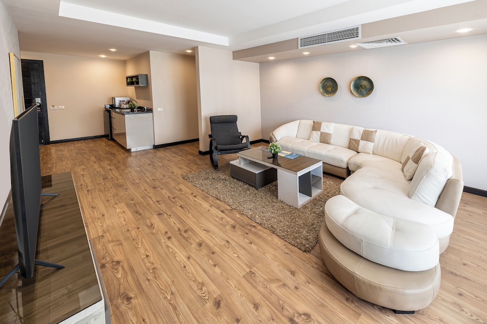 Luxury Suite, 2 Bedrooms, Pool View