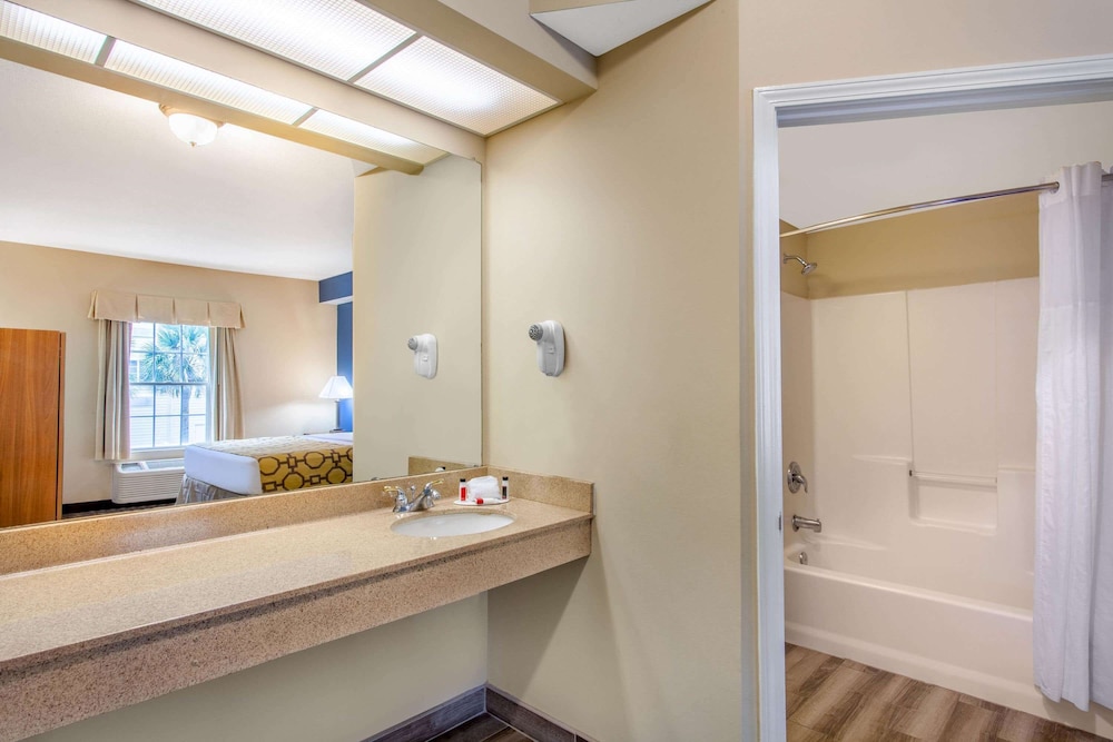 Suite, 1 King Bed, Non Smoking (One-Bedroom Suite) - Photo 5