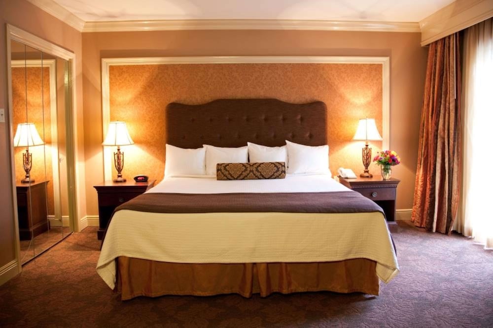 Suite, 1 King Bed, Non Smoking, Jetted Tub photo 1