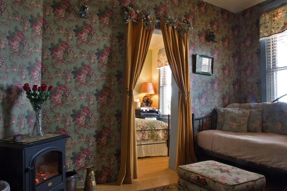 Standard Triple Room, Ensuite, Mountain View (Miner's Suite) photo 1