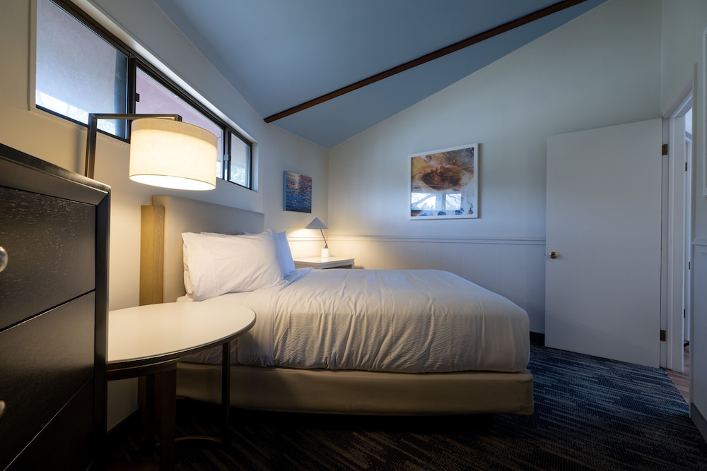 Lakefront Three-Bedroom Round House Suite