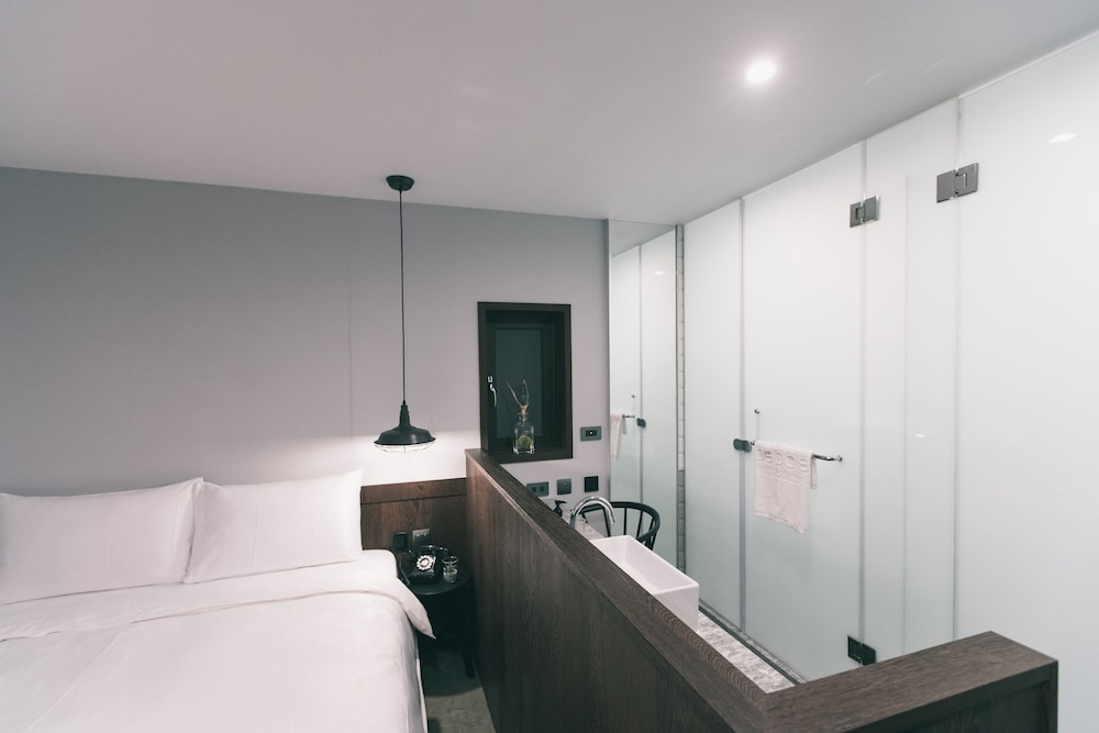 Standard Double Room, 1 Double Bed (transom windows) photo 3