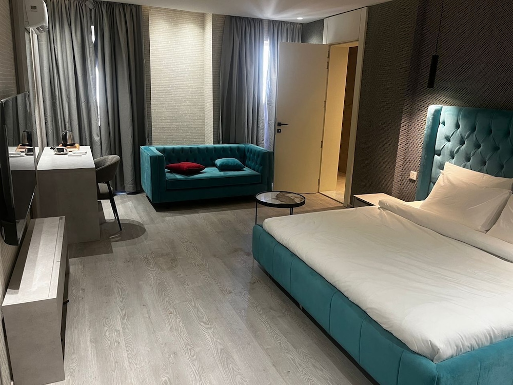 Superior Suite, Pool View