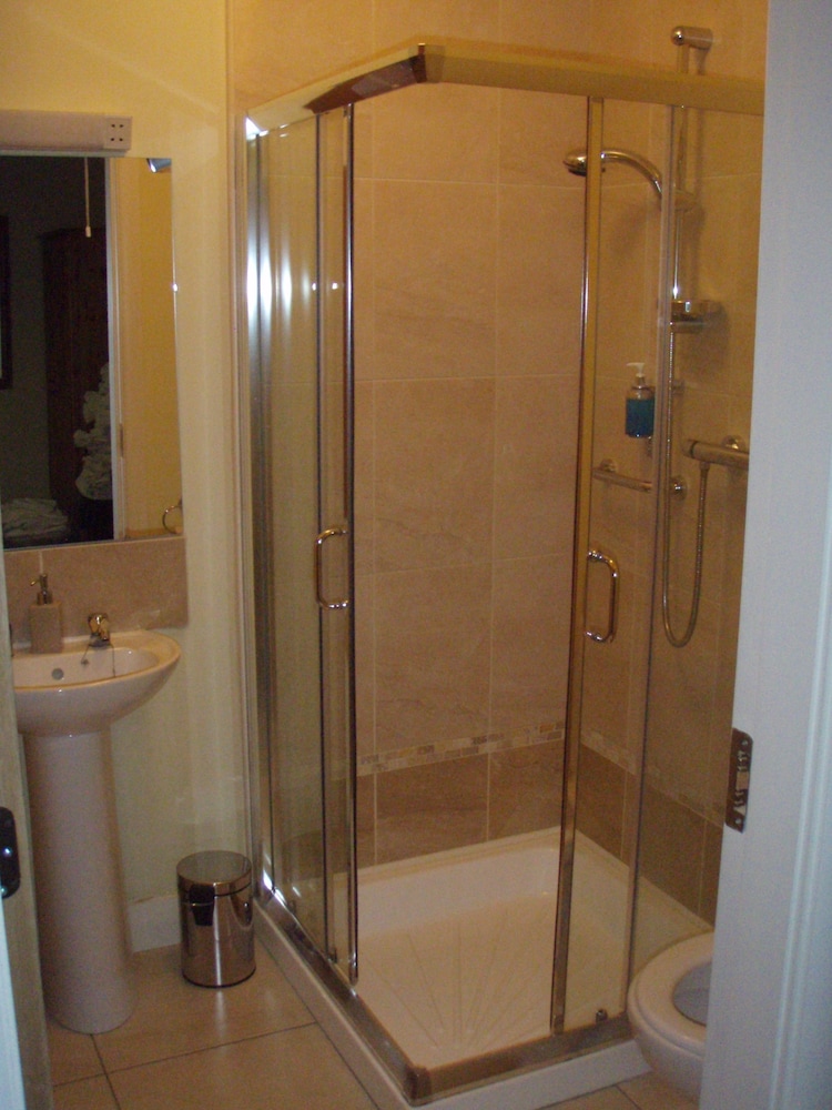 Triple Room, Multiple Beds, Ensuite photo 2