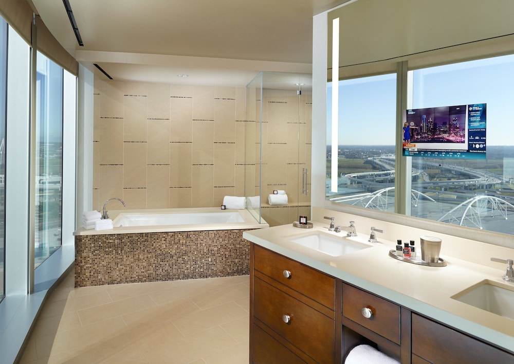 Luxury Suite, 1 King Bed, Corner - Photo 13