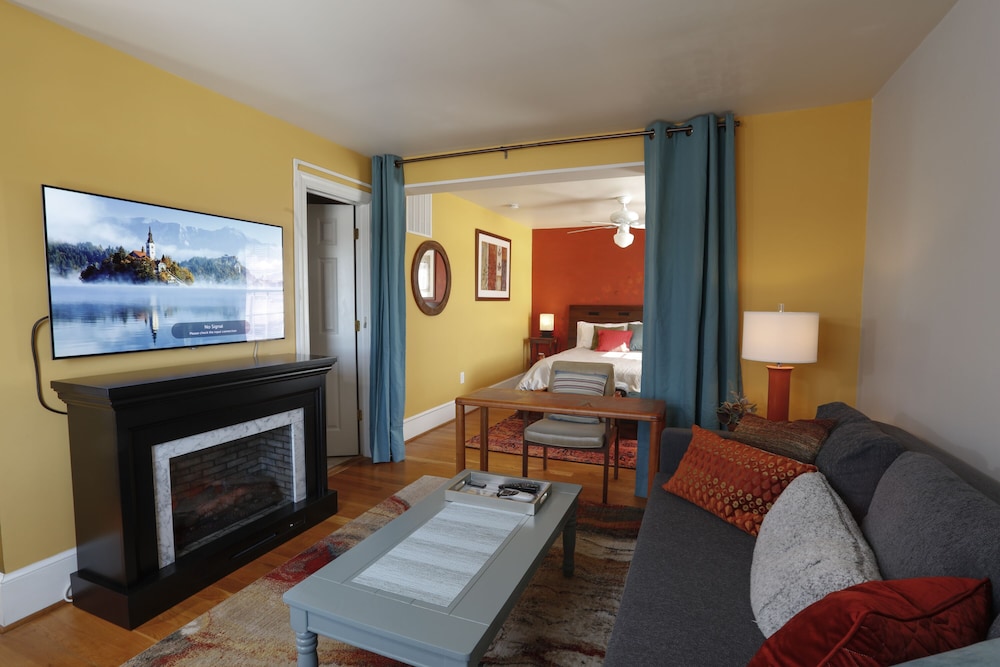 Redwood Suite photo 1