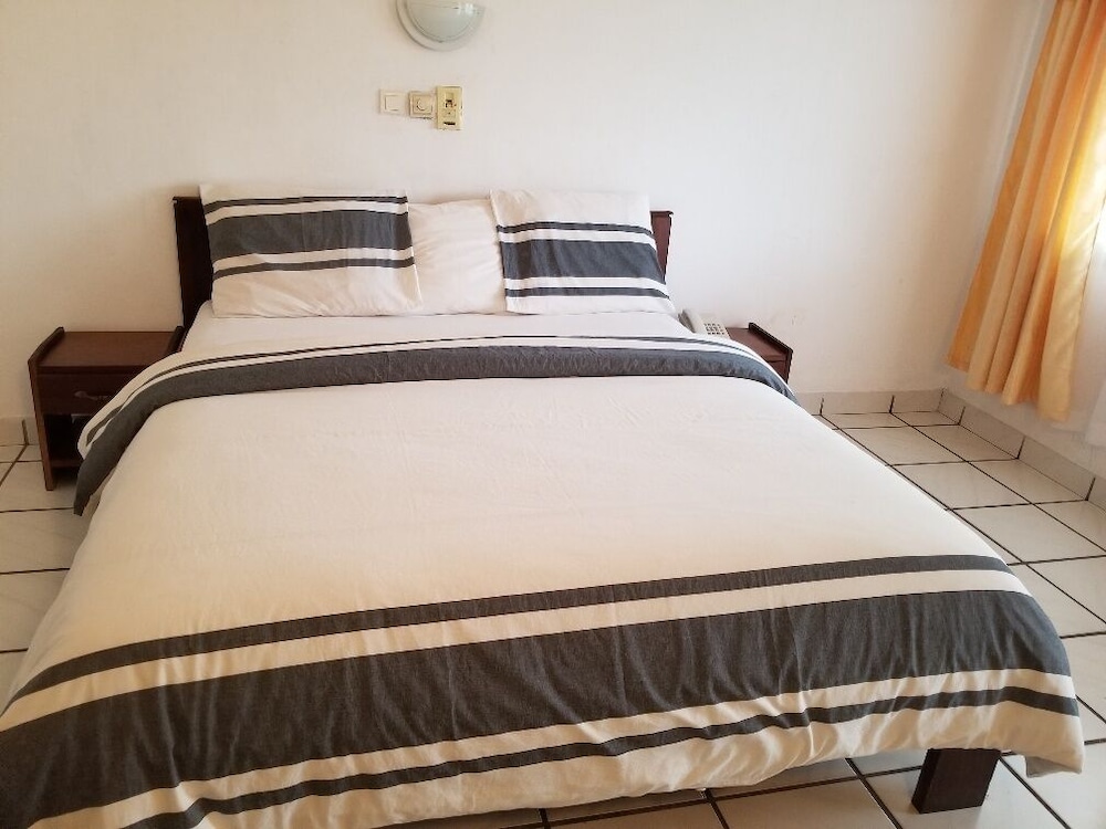 Standard Single Room, 1 Queen Bed, Non Smoking, Courtyard View photo 2