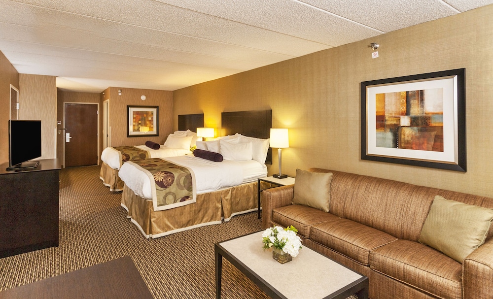Deluxe Room (2 Queens with Sofa bed Lakeview) photo 2