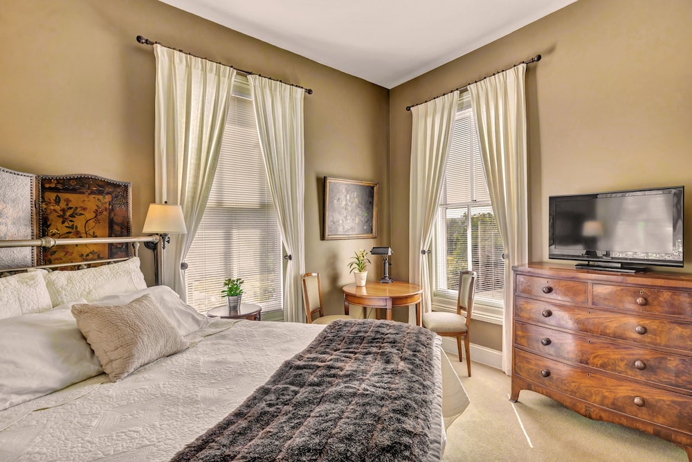Deluxe Room, 1 Queen Bed photo 1