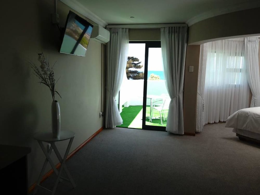 Comfort Room, 1 Bedroom (Garden Court Sea Facing Rooms) photo 1