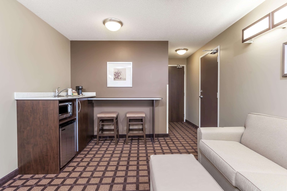 Suite, 1 Queen Bed with Sofa bed, Accessible Non Smoking photo 3